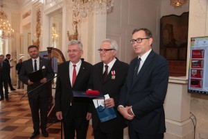 Pietro Rogacien tra il presidente del Senato Stanisław Karczewski e il presidente dell'IPN Jarosław Szarek (foto Piotr Życieński)